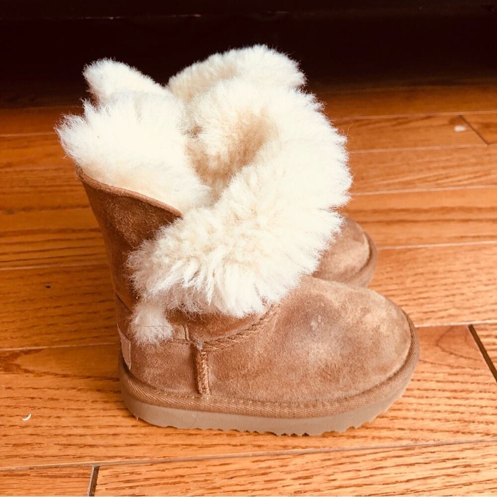 UGG Unisex-Child T Bailey Button II Tan Sheepskin Boots Wool Trim Girl’s Size 6 - Picture 4 of 12